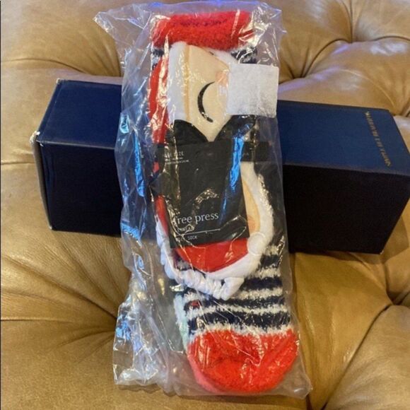 Free Press Cozy Eye Mask & Novelty Socks - 4 Piece Set Gift - Picture 2 of 5